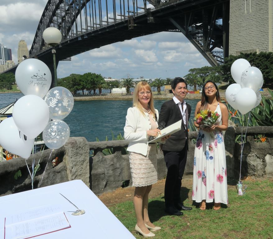Sydney celebrant at Copes lookout, Sydney Marriage Celebrant